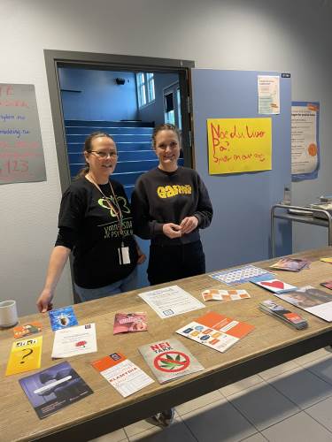 Våre fantastiske helsesykepleiere Beate og Katrine på stand